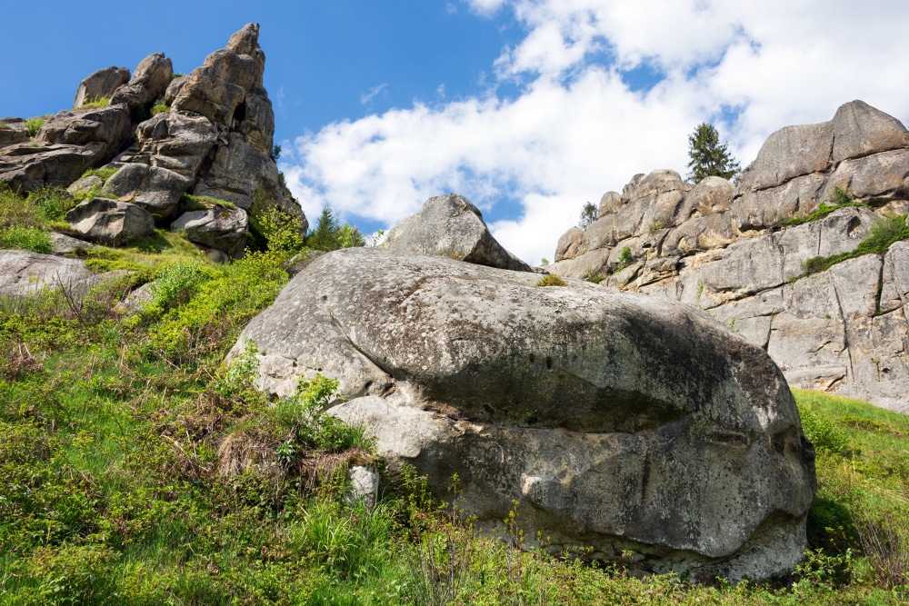 Felsformation in der Natur als kraftvoller Ort für eine Felsbestattung