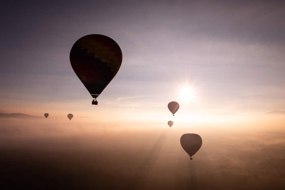 Heißluftballons im morgendlichen Dunst – Symbolbild für die Luftbestattung bei Pietät Mayer Frankfurt