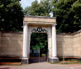 Eingangstor zu einem Friedhof mit der Aufschrift „Friedhof“